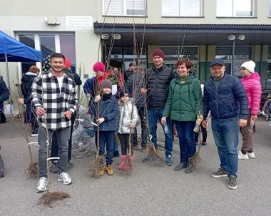 W Zadrożu śmieci zniknęły z poboczy, a mieszkańcy wrócili do domów z drzewkami