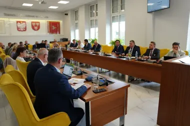 Nowe zadania w powiecie olkuskim. Będzie bus dla DPS i hala w Trzyciążu