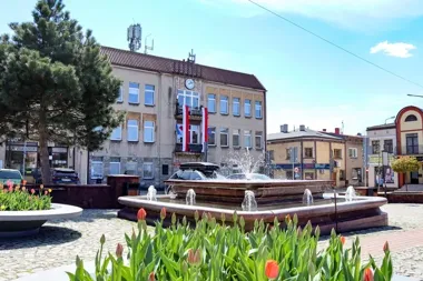 W Wolbromiu zawisną biało-czerwone flagi. Burmistrz zaprasza na majowe święta