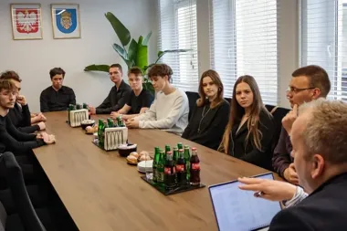 Wolbrom stawia na rozmowę z młodymi, zanim wyjadą na stałe